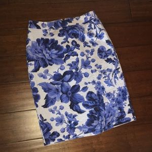 Ann Taylor Blue floral skirt size 0